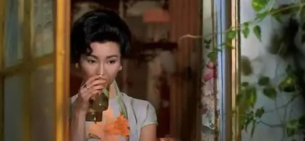 依兰：回眸一笑百媚生
